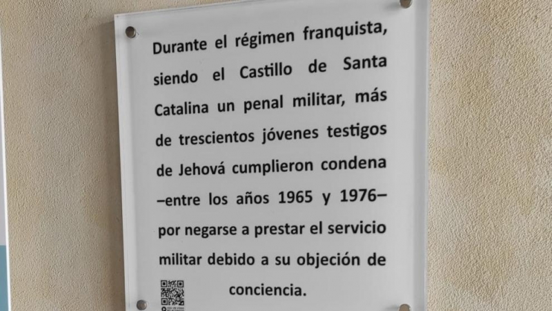 Imagen del cartel en recuerdo a los presos testigos de Jehová en el castillo de Santa Catalina.