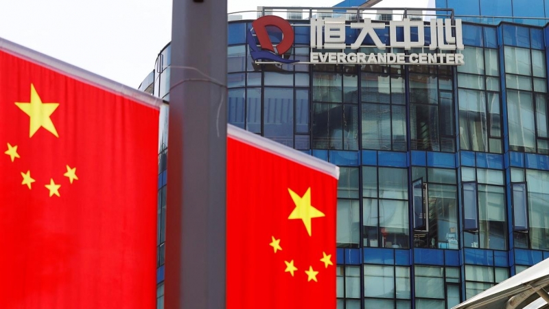 Banderas chinas cerca del edificio Evergrande Center en Shanghai. REUTERS/Aly Song
