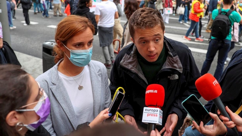 El diputado Íñigo Errejón y la portavoz de Mas Madrid en la Comunidad, Mónica García, atienden a los medios de comunicación durante la manifestación convocada por el movimiento 'Fridays for Future–Juventud' que ha recorrido hoy viernes el centro de Madrid