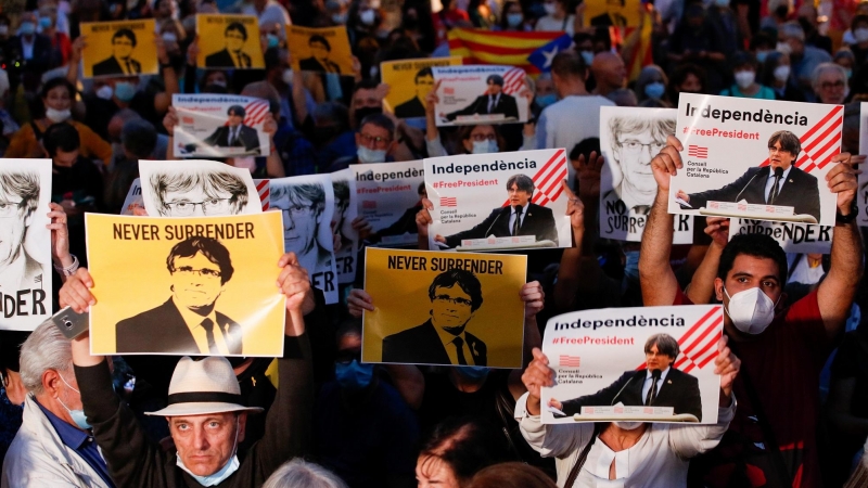 La plaza Sant Jaume de Barcelona se llena de manifestantes en apoyo a Puigdemont.