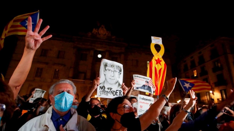 Varias personas sostienen retratos del expresidente de la Generalitat Carles Puigdemont durante las fiestas de la Mercé.