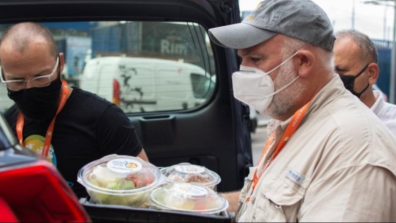 La aplaudida acción del chef José Andrés: acude a La Palma a dar de comer a los afectados por el volcán