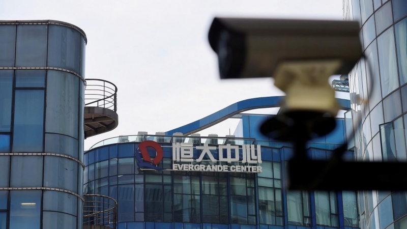 El logo de Evergrande en el edificio Evergrande Center, en Shanghai. REUTERS/Aly Song