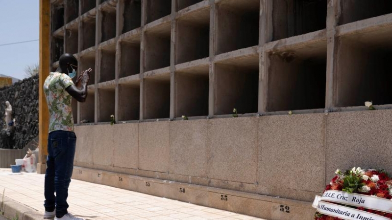 Un miembro de la Asociación de Malienses en Tenerife ante las tumbas sin nombre de 15 migrantes enterrados en el cementerio de Santa Lastemia, el pasado junio, en Tenerife.