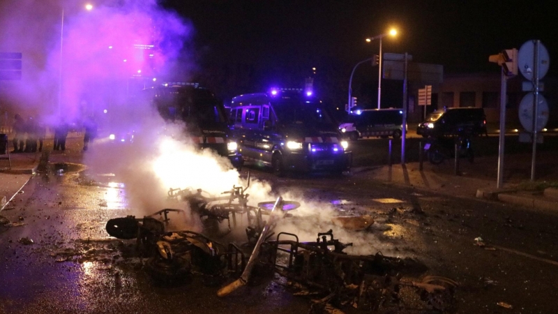 Motos cremades davant dels furgons dels Mossos d'Esquadra en el botellot del Bogatell d'aquest 26 de setembre.