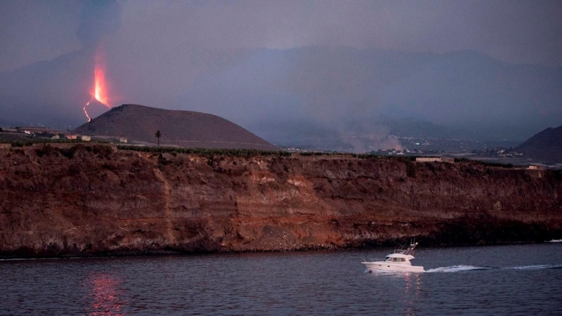 Una embarcación de recreo regresa al atardecer al puerto de Tazacorte, este domingo 26 de septiembre de 2021, ubicado en la costa por donde se prevé llegue la lava del volcán de Cumbre Vieja.