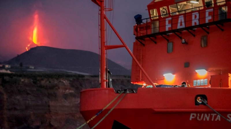 El buque Punta Salinas de la Armada Española continúa movilizado en la isla de La Palma por la erupción del volcán en Cumbre Vieja.