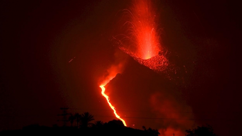 La erupción del volcán de Cumbre Vieja (La Palma) y la colada de lava que desprende, este lunes 27 de septiembre de 2021.