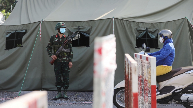 Un puesto de control militar durante el cierre en medio de la pandemia de la enfermedad del coronavirus (COVID-19) en Ho Chi Minh, Vietnam, el 23 de agosto de 2021.