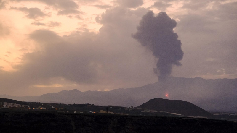 Comienza el octavo día de la erupción volcánica en La Palma, a la espera de que en las próximas horas la colada volcánica llega al mar.