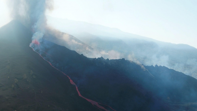 Una captura de pantalla de un dron muestra lava fluyendo por la erupción de un volcán en el parque Cumbre Vieja, en la isla canaria de La Palma.