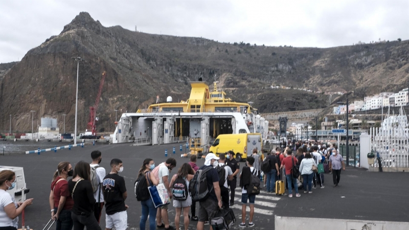 La ceniza del volcán de La Palma, cubre amplias zona de la isla, cómo es el Puerto de Santa Cruz de La Palma, que se encuentra en la vertiente opuesta al mismo.