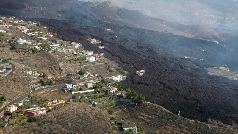 Imágenes captadas por drones de la colada de lava fluyendo a su paso por la localidad de Todoque (La Palma) este domingo 26 de septiembre de 2021.
