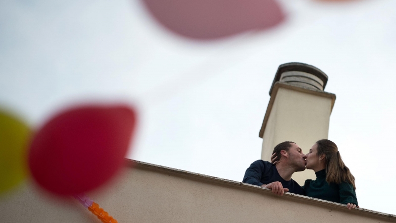 Una pareja se besa tras una proposición durante el confinamiento en Ronda, el 7 de abril de 2020.