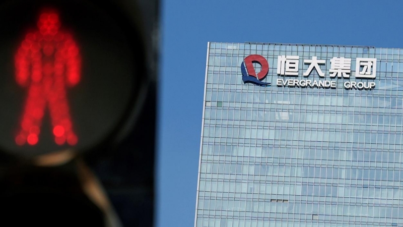 Un semáforo en rojo cerca del edificio donde tiene su sede el grupo chino Evergrande, en la localidad de Shenzhen, en la provincia de Guangdong. REUTERS/Aly Song