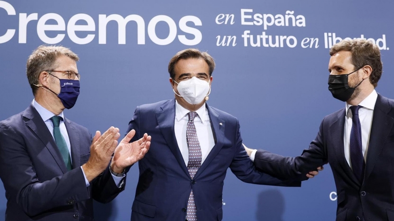 El presidente del Partido Popular, Pablo Casado (d) junto al vicepresidente de la Comisión Europea, Margaritis Schinas (c,) y el presidente de al Xunta, Alberto Núñez Feijóo (i) antes de su participación en la Convención Nacional del Partido Popular en Sa