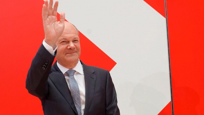 El candidato del SPD, Olaf Scholz, se dirige a la prensa en Berlín.