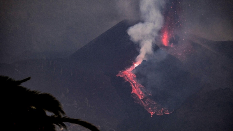 Tras pasar prácticamente medio día sin apenas actividad, este lunes 27 de septiembre de 2021 a las 18:45 la erupción del volcán Cumbre Vieja ha comenzado nuevamente a expulsar lava entre explosiones intermitentes.