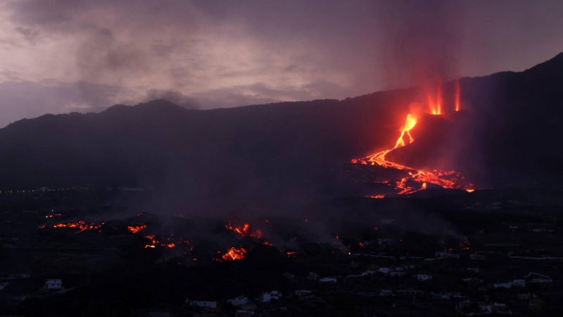 La colada de lava del volcán durante el amanecer este martes 28 de septiembre con la localidad de Todoque en la parte baja.