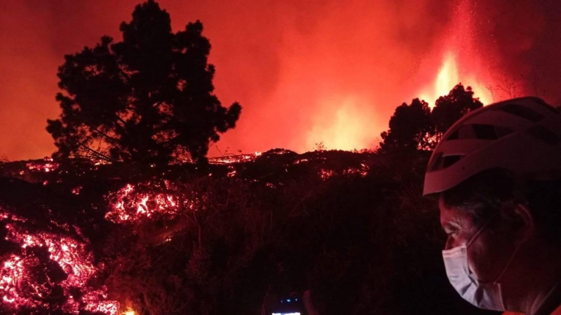 Primeras mediciones realizadas sobre el terreno registrando temperaturas de lava de 1075 °C.