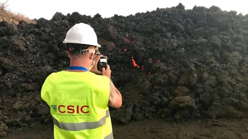 Los campos de flujos de lava son sistemas complejos y muy dinámicos. El trabajo sobre el terreno, unido al que se realiza con drones y satélites, ayuda a captar su rápido y cambiante comportamiento.
