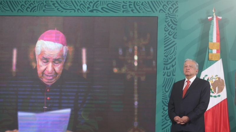 El presidente de México, Andrés Manuel López Obrador (d), escucha una misiva leída por el cardenal Rogelio Cabrera, arzobispo de Monterrey y presidente del Episcopado Mexicano (CEM) por videoconferencia.