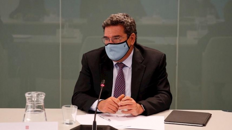 23/9/2021.- El ministro de Inclusión, Seguridad Social y Migraciones, José Luis Escrivá (d), durante la reunión mantenida esta tarde en Barcelona con la consellera de Igualdad y Feminismos, Tània Verge y con la consellera de Derechos Sociales, Violant Cer