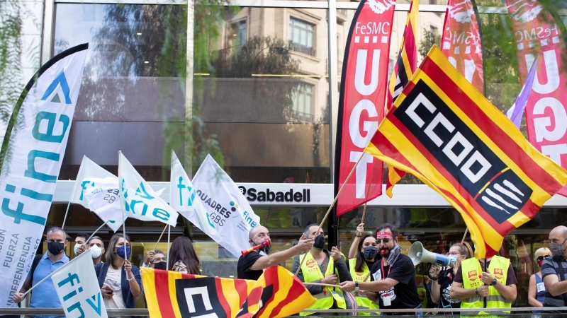 Un centenar de empleados de Banco Sabadell en una concentración frente a la Torre Banc Sabadell.