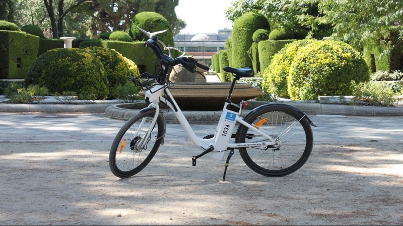 Una bicicleta de BiciMad en el Parque de El Retiro de Madrid.