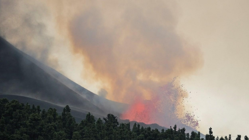 La erupción volcánica de La Palma continúa activa este martes, con abundante material magmático que se dirige ladera abajo pero sin saber si llegará al mar.