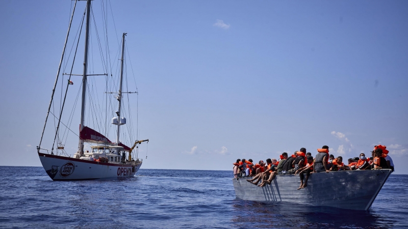 El barco 'Astral', de la ONG Open Arms, junto a una patera donde viajan un total de 70 migrantes, a 8 de septiembre de 2021, en el Mar Mediterráneo.
