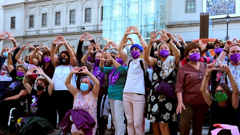 Un momento de la concentración 'Día de Acción Global por el Aborto Legal, Seguro y Accesible', este martes en la Plaza del Museo Nacional Reina Sofía de Madrid.
