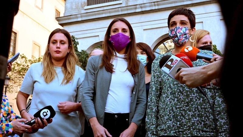 La ministra de Igualdad, Irene Montero, junto a la directora del Instituto de las Mujeres, Antonia Morillas, y la diputada de Unidas Podemos en la Asamblea de Madrid Alejandra Jacinto.