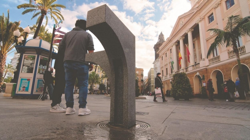 Una fuente pública frente al Ayuntamiento de Cádiz.