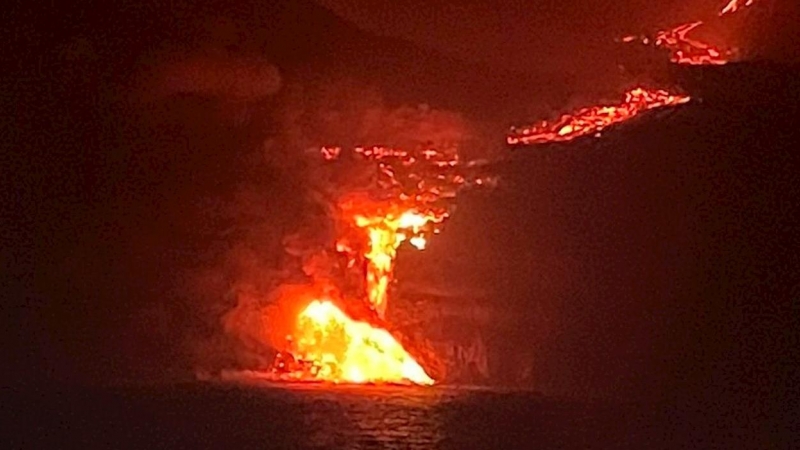 La colada de lava que emerge de la erupción volcánica de La Palma llega al mar en una zona de acantilados en la costa de Tazacorte. EFE/Instituto Español de Oceanografía