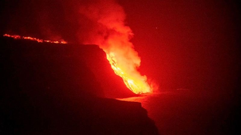 La colada de lava que emerge de la erupción volcánica de La Palma ha llegado al mar en una zona de acantilados en la costa de Tazacorte. EFE/Miguel Calero