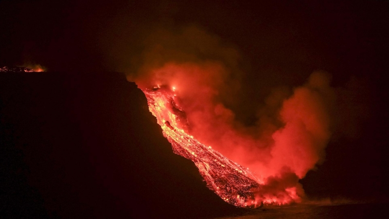 La colada de lava que emerge de la erupción volcánica de La Palma ha llegado esta noche al mar en una zona de acantilados este 29 de septiembre de 2021.