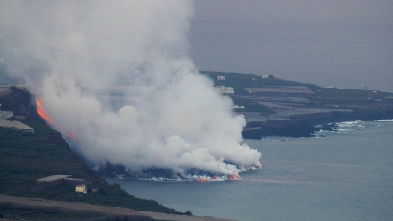 Las columnas de humo blanco formadas por el choque de la lava con el mar, esta mañana del 29 de septiembre de 2021.
