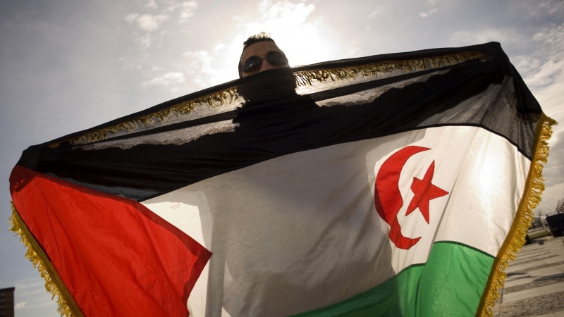 Hombre con la bandera del Sahara Occidental