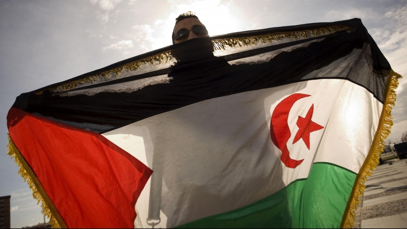Hombre con la bandera del Sahara Occidental