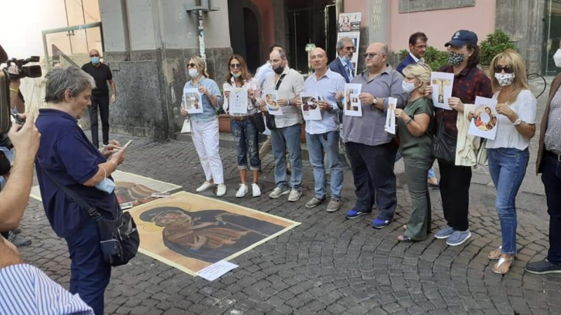 Protesta ultracatólica a las puertas del Palacio de las Artes de Nápoles contra la exposición 'Disparar con los dedos'.