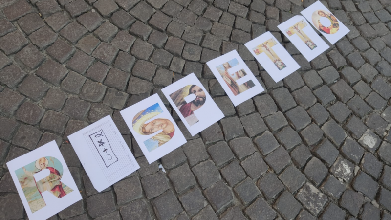 Las cartulinas mostradas en la protesta ultracatólica a las puertas del Palacio de las Artes de Nápoles contra la exposición 'Disparar con los dedos'.