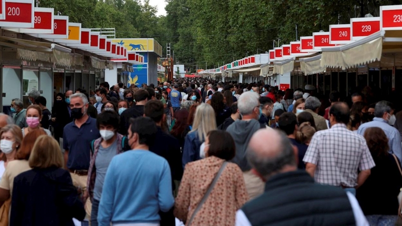 Visitantes acuden a la Feria del Libro de Madrid, en el Paseo de Coches del Retiro, el pasado 22 de septiembre de 2021.