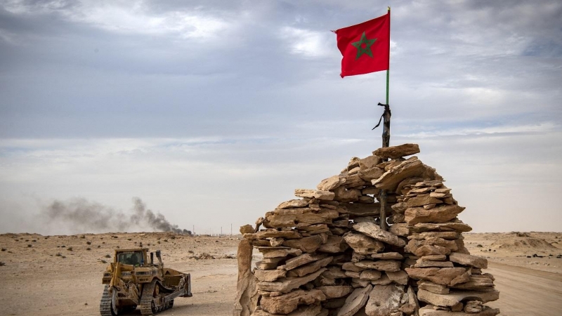 Imagen de archivo del 23 de noviembre de 2020 de una excavadora y una bandera de Marruecos en la carretera ubicada en El Guerguerat, frontera del Sáhara Occidental.