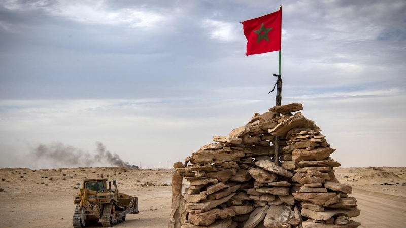 Imagen de archivo del 23 de noviembre de 2020 de una excavadora y una bandera de Marruecos en la carretera ubicada en El Guerguerat, frontera del Sáhara Occidental.