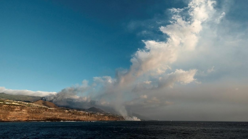 La colada del volcán de La Palma, que llegó al mar la pasada noche, continúa ganando terreno al mar y ya ha formado un delta de lava de varias hectáreas.