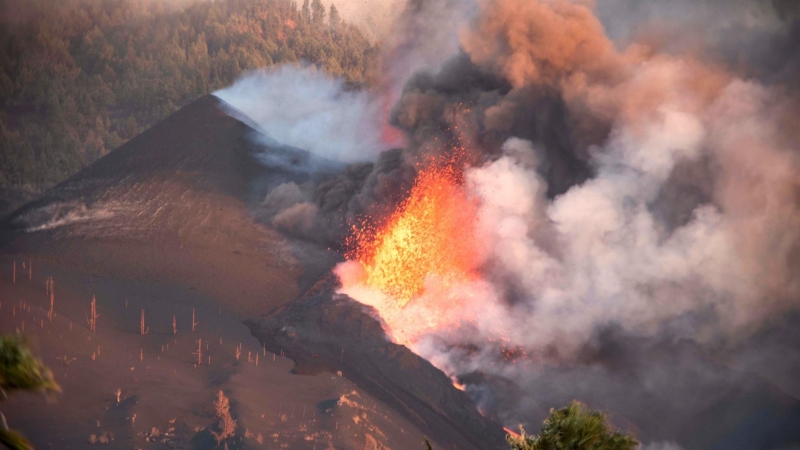 La lava que emerge de la erupción volcánica de Cumbre Vieja, en la isla canaria de La Palma este 29 de septiembre de 2021.