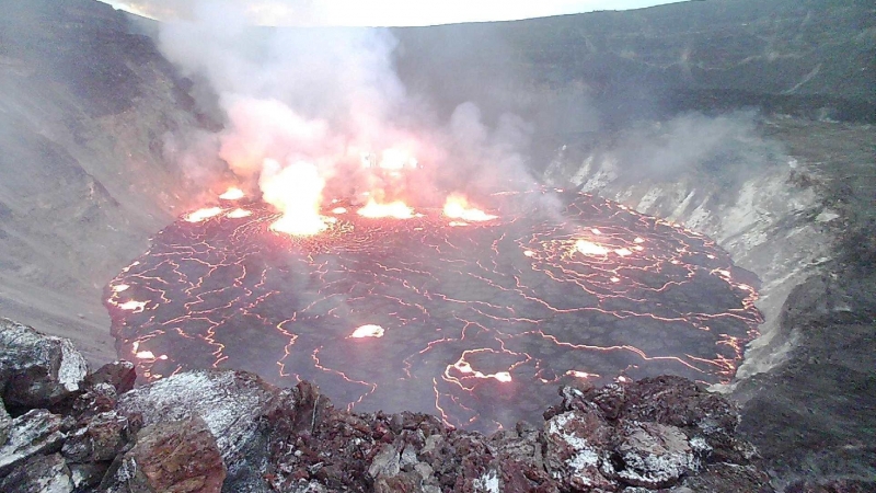 Imagen del cráter del volcán Kilauea en Hawai con la lava incandescente este 30 de septiembre de 2021.