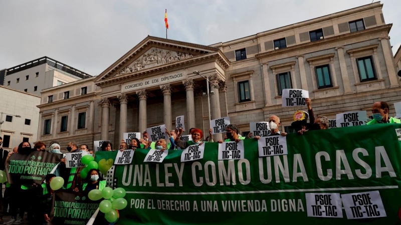 30/09/2021.- Manifestación a favor de la Ley de Garantía del Derecho a la Vivienda frente al Congreso de los Diputados este jueves en Madrid. EFE/Emilio Naranjo