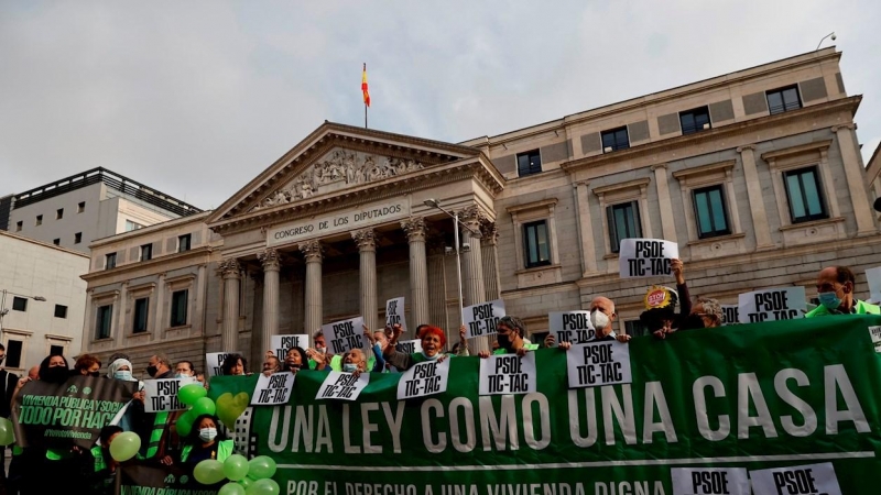 30/09/2021.- Manifestación a favor de la Ley de Garantía del Derecho a la Vivienda frente al Congreso de los Diputados este jueves en Madrid. EFE/Emilio Naranjo